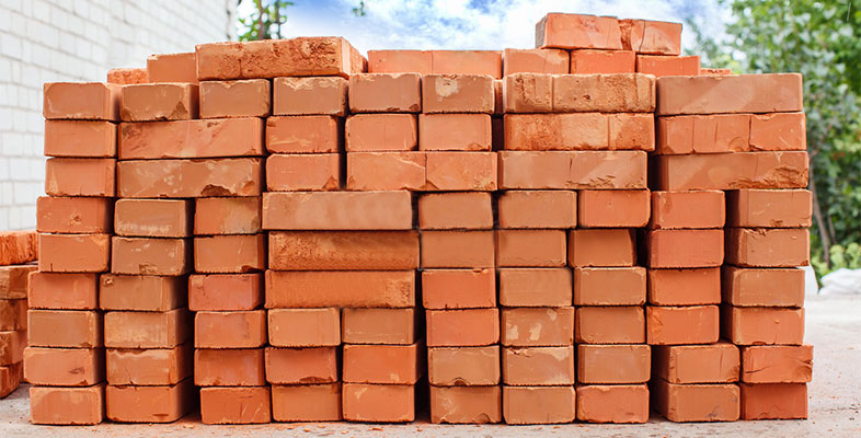 What are the characteristics of refractory bricks?